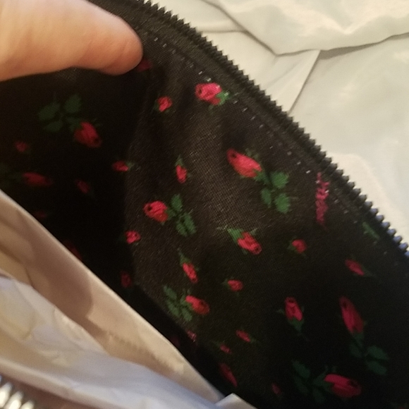 Betsey Johnson printed pebble wristlet NWT - Picture 4 of 5